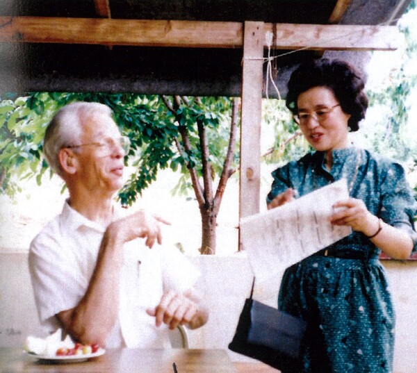 천안 이원문화원에서 만난 미국 피아니스트 데이비드 버지(1930~2013)와 장혜원 이사장. ⓒ장혜원 이사장 제공