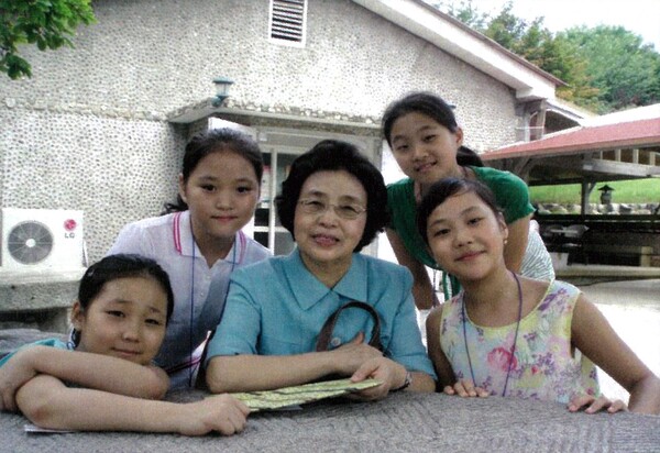 천안 이원문화원에서 어린이들과 함께한 장혜원 한국피아노학회 이사장. ⓒ장혜원 이사장 제공