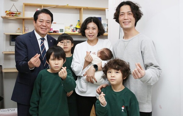 최대호 안양시장이 지난 2월 19일 만안구 안양9동의 여섯째아 출산 가정을 방문해 축하하고 있다. ⓒ안양시