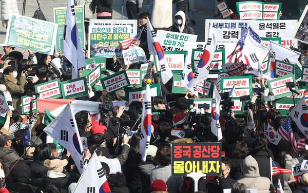 지난달 26일 서울 서대문구 이화여자대학교 정문에서 윤석열 대통령 탄핵 찬성 집회와 탄핵 반대 집회가 열렸다. ⓒ연합뉴스