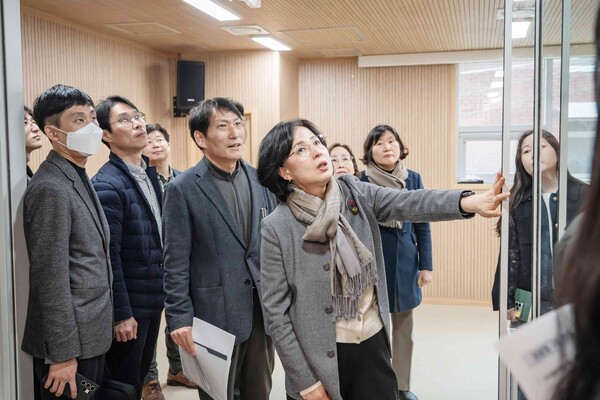 이수희 강동구청장이 성내 분토골 경로당 시설 내부를 살피고 있다. ⓒ강동구