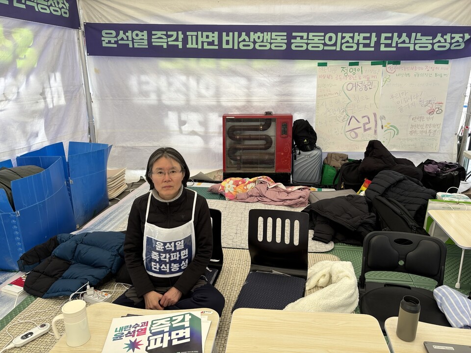 김민문정 윤석열즉각퇴진·사회대개혁 비상행동 공동의장(한국여성단체연합 상임대표)이 단식농성장에 앉아 있다. 13일 기준 비상행동 공동의장단의 윤석열 즉각 파면 요구 단식농성은 6일차에 접어들었다. ⓒ김세원 기자