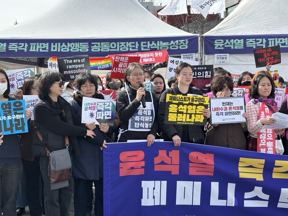 윤석열즉각퇴진·사회대개혁 비상행동 김민문정 공동의장(한국여성단체연합 상임대표)이 13일 윤석열즉각퇴진·사회대개혁 비상행동 단식농성장 앞에서 열린 ‘윤석열 즉각 파면 촉구 페미니스트 시국선언’에 참석해 발언하고 있다. ⓒ김세원 기자