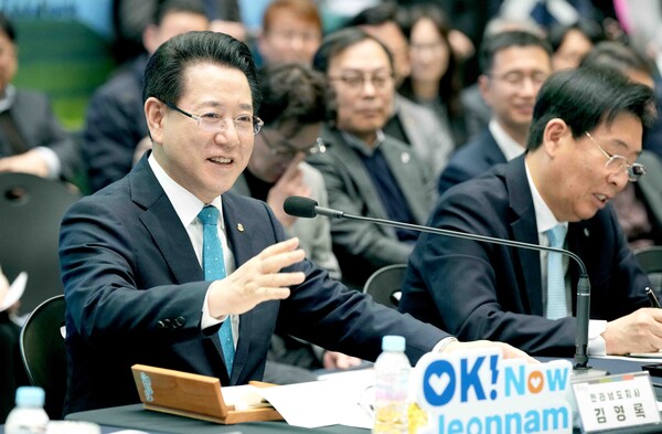 지난해 전남 국립 의과대학 설립을 놓고 날선 신경전을 벌였던 김영록 전라남도지사와 노관규 순천시장이 13일 서로에 대한 신뢰를 표현하며 화해 분위기를 연출했다. 김영록 전남지사가 순천시 어울림체육센터 다목적체육관에서 열린 ‘순천시 정책비전 투어’ 행사에서 인사말을 하고 있다. ⓒ전남도