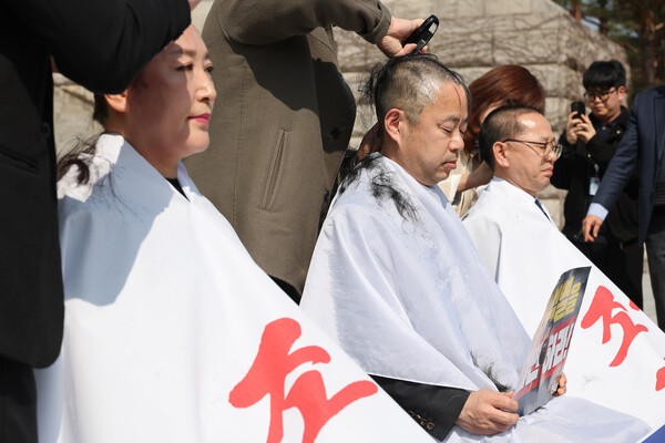 11일 서울 여의도 국회 본청 앞 계단에서 더불어민주당 전진숙(왼쪽부터), 박홍배, 김문수 의원이 윤석열 대통령 조기파면 등을 촉구하며 삭발하고 있다. ⓒ연합뉴스