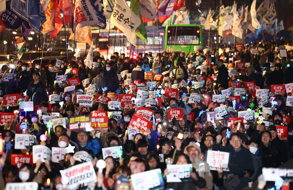 12일 서울 종로구 동십자각 인근에서 윤석열 즉각퇴진·사회대개혁 비상행동 주최로 열린 윤석열 대통령 파면 촉구 집회에서 참가자들이 구호를 외치고 있다. ⓒ연합뉴스