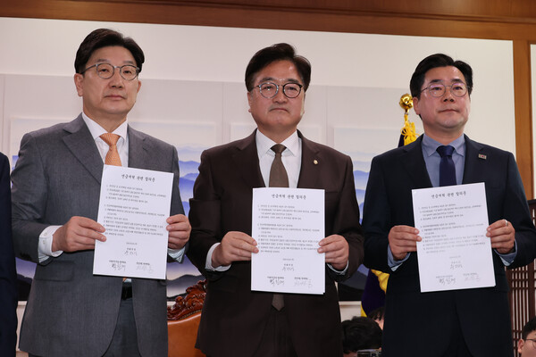 우원식 국회의장과 국민의힘 권성동 원내대표(왼쪽), 더불어민주당 박찬대 원내대표(오른쪽)가 20일 서울 여의도 국회의장실에서 국민연금 개혁안에 합의한 뒤 합의문을 들고 기념촬영 하고 있다.  ⓒ연합뉴스
