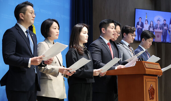 (왼쪽부터) 더불어민주당 전용기, 이소영 의원, 개혁신당 이주영, 국민의힘 김재섭, 개혁신당 천하람, 더불어민주당 장철민, 국민의힘 우재준 의원이 23일 국회 소통관에서 '더 나은 연금개혁을 요구하는 국회의원'이라는 이름 아래 모여 긴급 기자회견을 열고 있다.  ⓒ연합뉴스