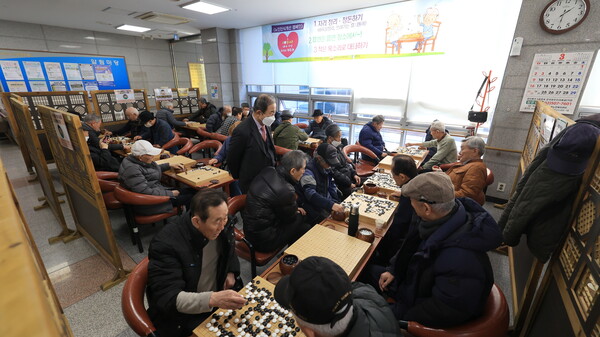 과천시 노인복지관에서 바둑을 두며 여가를 보내는 어르신들 모습. ⓒ과천시