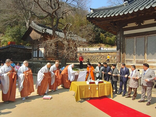 지난 3월 22일 전남 구례군 화엄사에서 시인 현중순씨의 시비(詩碑) 제막식이 열렸다. 제막식에는 대한불교조계종 19교구장 덕문 스님을 비롯해 신임 주지인 우석 스님, 이길용 구례군 부군수, 장길선 구례군의회 의장, 현중순 시인 등이 참석했다.  ⓒ현중순 제공