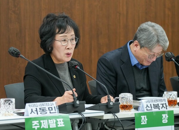 좌장을 맡은 신복자 서울특별시의회 보건복지 위원이 발언하고 있다. ⓒ여성신문·이동윤 사진작가