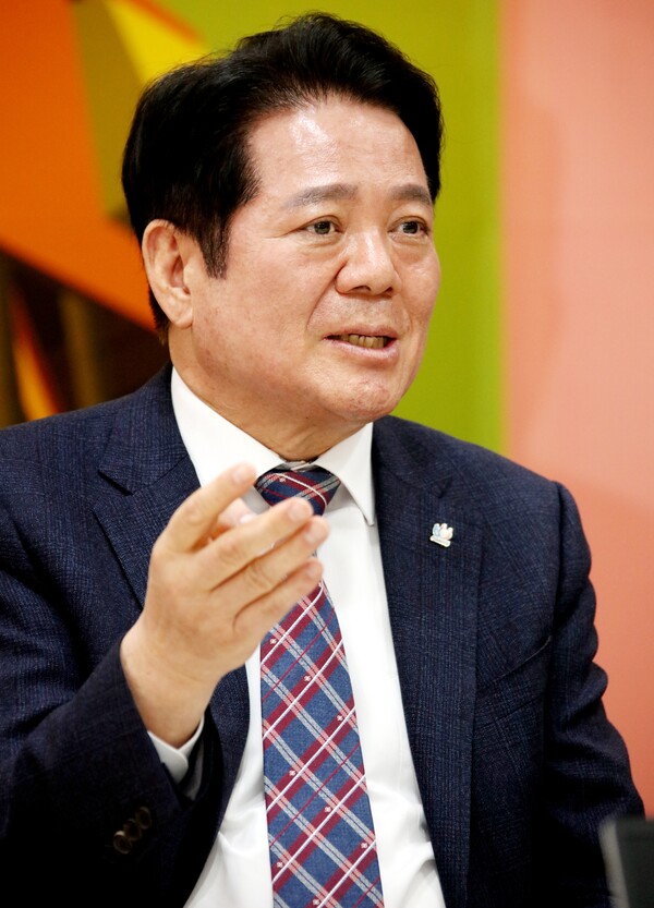 여성신문은 지난 21일 안양시청 접견실에서 최대호 시장과 인터뷰를 진행했다. ⓒ안양시