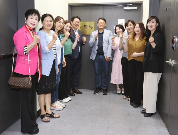 지난해 8월 최대호 안양시장이 여성친화기업 현판식에서 임직원 및 여성단체 등과 기념촬영을 하고 있는 모습.  ⓒ안양시