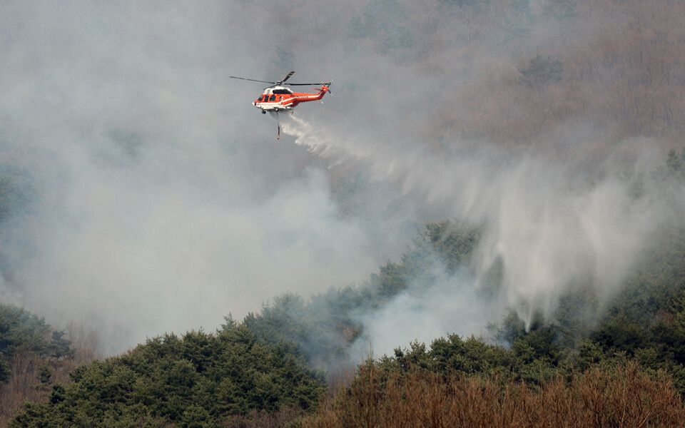 경남 산청군 지역 산불 발생 나흘째인 24일 오후 산림청 헬기가 산불을 진화하고 있다. ⓒ연합뉴스
