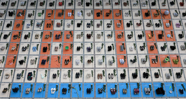 세계 여성 폭력 추방 주간을 맞이해 한국여성의전화 관계자들이 25일 오전 서울 종로구 보신각 앞에서 여성 살해를 규탄하는 '192켤레'의 멈춘 신발 퍼포먼스를 하고 있다.한국여성의전화는 지난 2009년부터 15년 동안 언론 보도를 집계한 결과 우리나라에서 남성 파트너에 의해 살해된 여성과 주변인은 최소 1672명, 2023년 한 해에는 최소 192명으로 나타났다고 밝혔다. ⓒ연합뉴스