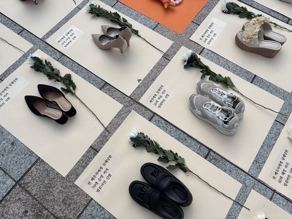 한국여성의전화가 지난해 11월 25일 서울 종로구 보신각 앞에서 여성살해 규탄 퍼포먼스 ‘192켤레의 멈춘 신발’을 진행했다.  ⓒ김세원 기자