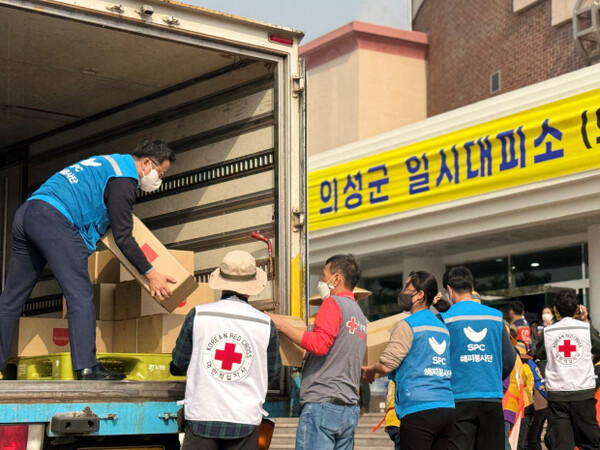24일 SPC그룹 직원들이 의성군 일시대피소를 찾아 대한적십자사와 함께 구호물품을 전달하고 있다. ⓒ대한적십자사