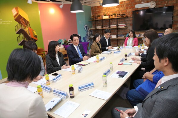 최대호 안양시장과 일본 나가사키현 의원단 등이 간담회를 진행하고 있는 모습. ⓒ안양시