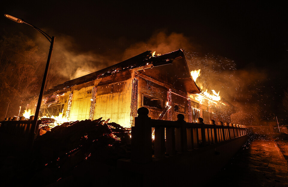 경북 의성군 산불 발생 나흘째인 25일 의성군 고운사 입구 인근에 세워진 최치원 문학관이 불타고 있다. ⓒ연합뉴스
