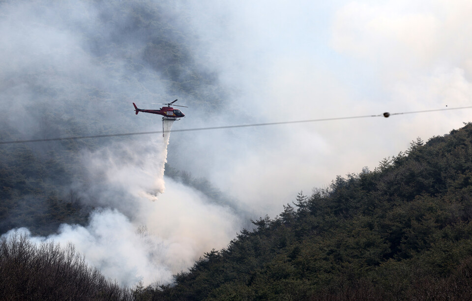 경북 의성군 산불 발생 나흘째인 25일 비안면 산제리 철파리 한 야산에서 산불진화헬기가 진화작업을 하고 있다. ⓒ뉴시스·여성신문