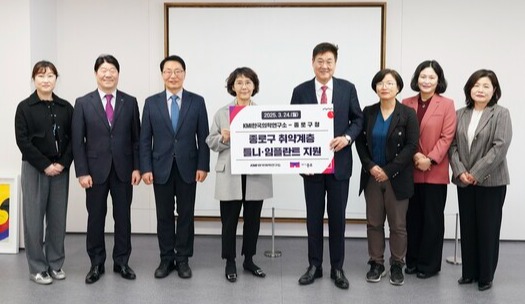 종로구는 이달부터 12월까지 틀니와 임플란트 시술이 필요한 취약계층 주민에게 최대 150만원의 시술비를 지원한다. 취약계층 틀니·임플란트 후원금 전달식 기념 촬영 모습(사진 오른쪽 네 번째 정문청 구청장). ⓒ종로구