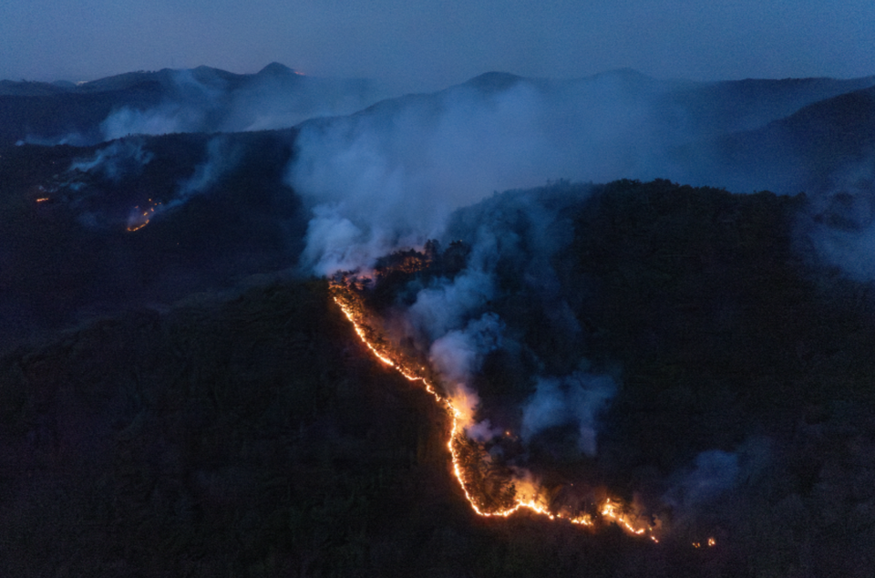 27일 경북 안동시 남후면 고상리 인근 중앙고속도로를 따라 불길이 길게 이어져 있다. ⓒ연합뉴스