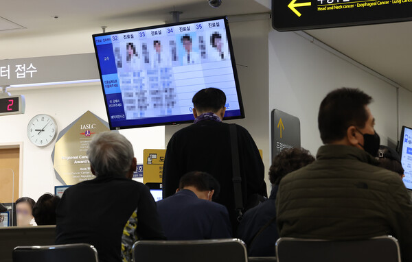 서울의 한 대학병원에서 환자와 내원객들이 진료를 기다리고 있다. ⓒ연합뉴스