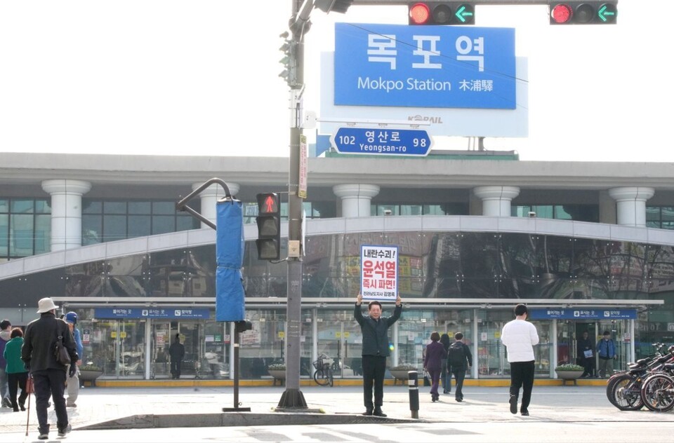 김영록 전라남도지사가 최근 중앙 정치권을 향해 연일 거침없는 목소리를 내며 존재감을 드러내고 있다. 김 지사는 아침 윤석열 즉시 파면을 촉구하는 출근길 1인 시위를 이어가고 있다. 목포역 앞에서 ‘내란 수괴 윤석열 즉시 파면’이라는 글귀가 적힌 손팻말을 들고 출근길 시민들과 인사를 나눴다. ⓒ김영록 전라남도지사 페이스북