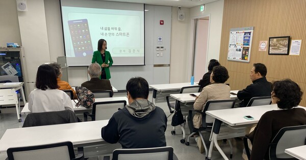 시니어를 대상으로 스마트폰 활용 무료 강좌를 진행 중이다. ⓒ서초여성가족플라자 방배센터