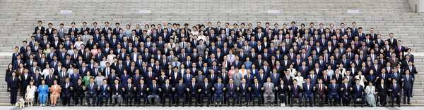 2일 서울 여의도 국회 본회의장에서 열린 제22대 국회 개원식을 마친 의원들이 단체 사진을 찍고 있다.  ⓒ국회사진기자단 