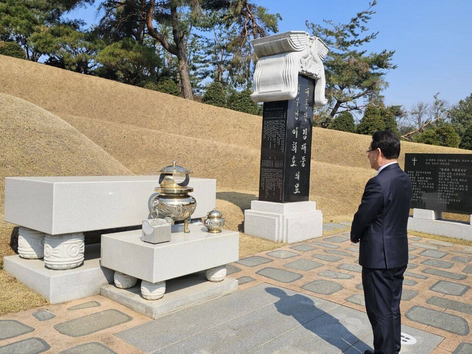 김영록 전라남도지사가 윤석열 대통령 탄핵 심판을 하루 앞둔 3일 국립현충원을 찾아 김대중 전 대통령의 묘소를 참배했다.  ⓒ김영록 전라남도지사 페이스북