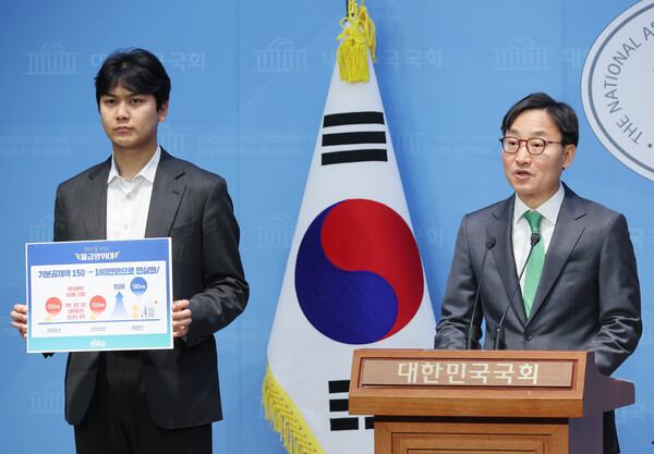 더불어민주당 임광현 의원이 3일 서울 여의도 국회 소통관에서 "소득세 기본공제 150만원을 180만원으로 현실화하는 소득세법 개정안을 발의하기로 했다"고 밝히고 있다.  ⓒ연합뉴스