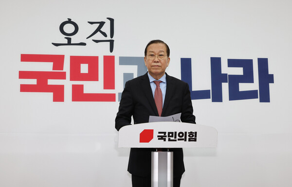 국민의힘 권영세 비상대책위원장이 4일 서울 영등포구 국회에서 헌재의 윤석열 전 대통령 탄핵 인용이 발표되자 입장을 밝히고 있다. ⓒ연합뉴스