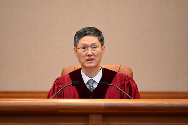 문형배 헌법재판소장 권한대행이 4일 서울 종로구 헌법재판소 대심판정에서 열린 윤석열 대통령 탄핵심판 선고에 입장해 있다. ⓒ연합뉴스(사진공동취재단)