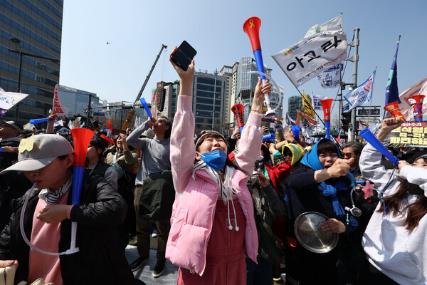 헌법재판소가 윤석열 전 대통령 탄핵 사건에 대해 인용을 선고한 4일 서울 종로구 안국동 일대에서 탄핵에 찬성한 시민들이 헌재의 파면 선고에 환호하고 있다. ⓒ연합뉴스