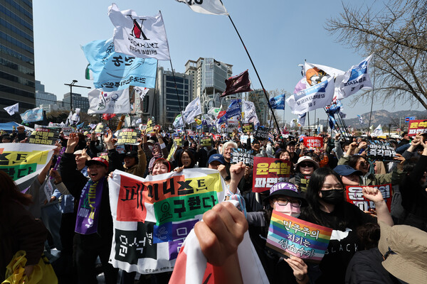 헌법재판소가 윤석열 전 대통령 탄핵 사건에 대해 인용을 선고한 4일 서울 종로구 안국동 일대에서 탄핵에 찬성한 시민들이 헌재의 파면 선고에 환호하고 있다. ⓒ연합뉴스