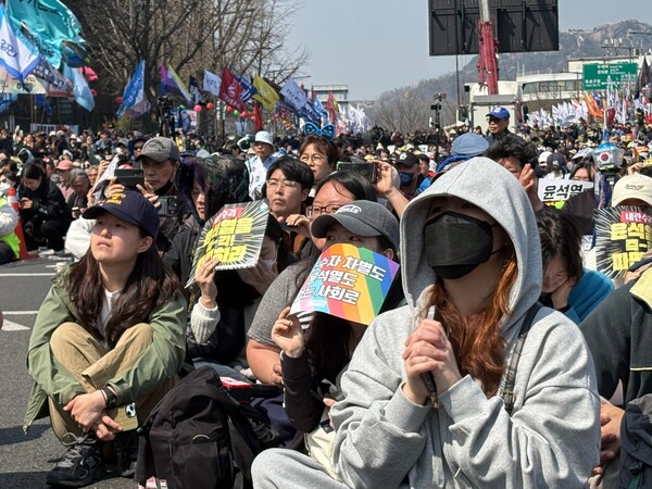 탄핵심판이 시작된 4일 11시부터 시민들은 숨을 죽였다. 기도하듯 두 손을 모으거나, 서로 손을 붙잡은 이들도 있었다. ⓒ신다인 기자