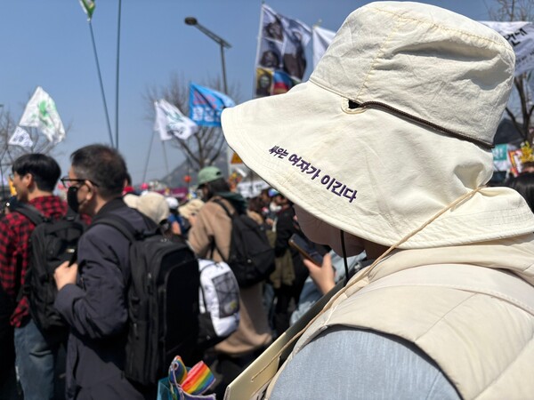 4일 서울 종로구 안국역 인근에서 만난 30대 여성 김모씨는 “‘파면한다’ 그 한 마디를 위해서 4개월간 정말 너무 많은 시민들이 싸웠다. 그럼에도 충분히 가치 있는 일이었다"고 했다. ⓒ신다인 기자