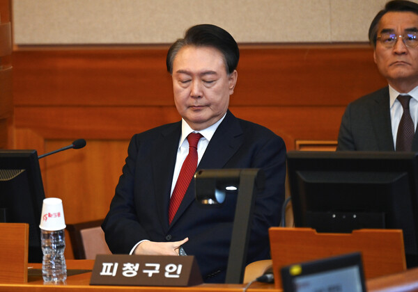 윤석열 대통령이 지난 2월 6일 서울 종로구 헌법재판소에서 열린 탄핵심판 6차 변론기일에 출석해 눈을 감고 있다. ⓒ연합뉴스(공동취재사진)