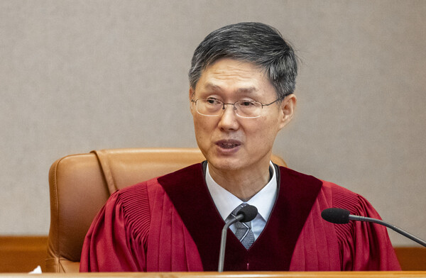 문형배 헌법재판소장 권한대행이 4일 서울 종로구 헌법재판소 대심판정에서 윤석열 대통령 탄핵심판 인용 결정문을 낭독하고 있다. ⓒ연합뉴스(사진공동취재단)