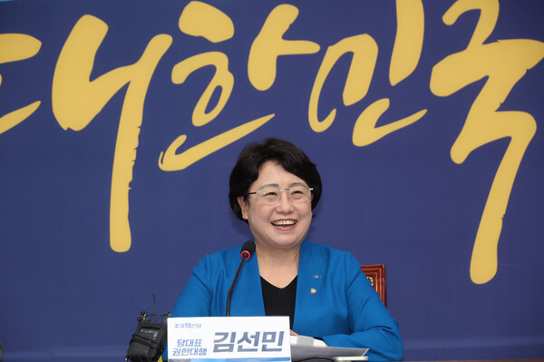 조국혁신당 김선민 당 대표 권한대행이 6일 서울 여의도 국회에서 열린 대선 관련 기자간담회에서 발언하고 있다. ⓒ연합뉴스