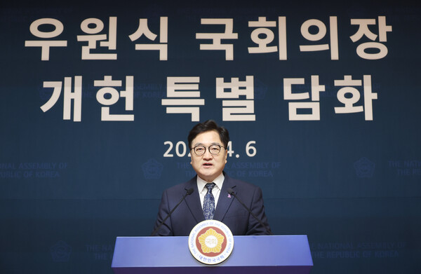 우원식 국회의장이 6일 서울 여의도 국회 사랑재에서 개헌 관련 기자회견을 하고 있다. ⓒ연합뉴스