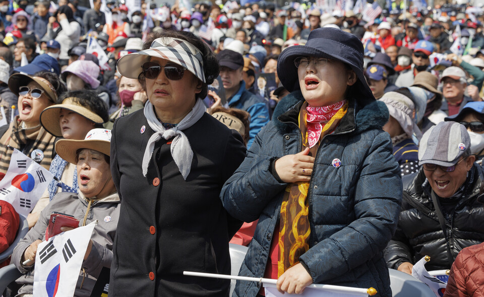 헌법재판소가 윤석열 전 대통령의 파면을 선고한 4일 서울 용산구 한남동 대통령 관저 인근에서 열린 대한민국바로세우기국민운동본부 탄핵 반대 집회 참석자들이 문형배 헌재 소장 권한대행의 파면 결정 주문을 확인한 뒤 허탈한 표정을 짓고 있다. ⓒ연합뉴스