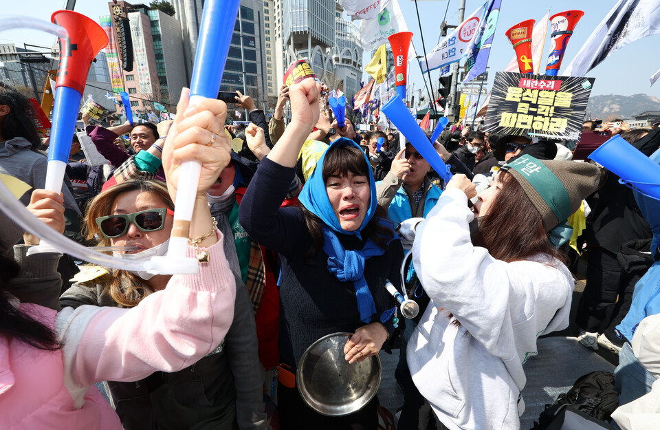 헌법재판소가 윤석열 전 대통령 탄핵 사건에 대해 인용을 선고한 4일 서울 종로구 안국동 일대에서 탄핵에 찬성한 시민들이 헌재의 파면 선고에 환호하고 있다. ⓒ연합뉴스