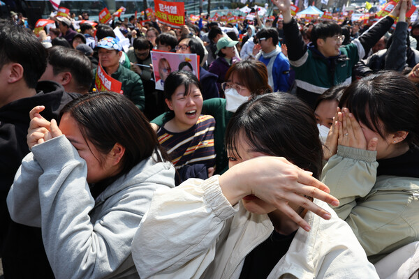 4일 오전 서울 용산구 한남동 대통령 관저 인근에서 촛불행동 등 윤석열 대통령 탄핵을 찬성하는 시민들이 윤석열 대통령이 파면되자 기뻐하며 눈물을 흘리고 있다. ⓒ뉴시스