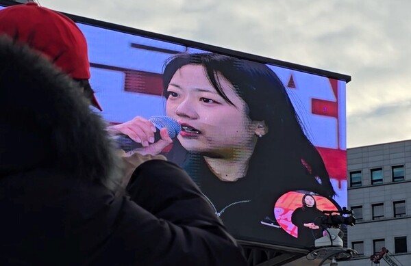 지난해 12월 7일의 국회 앞 광장 무대에서는 뮤지컬 ‘레미제라블’의 주제곡 ‘민중의 노래’가 울려 퍼졌다. 화면 가득 ‘내일이 열려 밝은 아침이 오리라’를 부르는 여성 가수의 얼굴이 클로즈업됐는데, 한줄기 눈물이 빛을 받아 반짝 빛나고 있었다. ⓒ이슬기 칼럼니스트