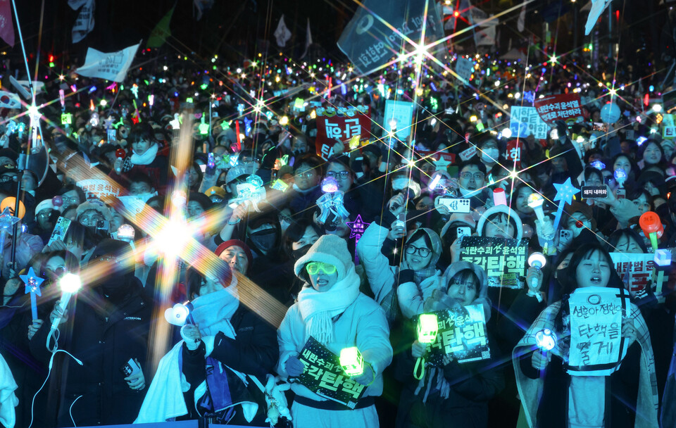 윤석열 대통령 탄핵소추안이 가결된 지난해 12월 14일 서울 여의도 국회 앞에서 열린 촛불집회에 참석한 시민들이 환호하고 있다. ⓒ연합뉴스