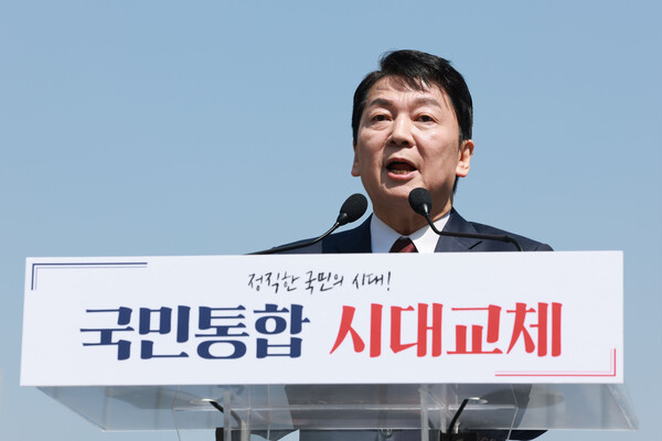 국민의힘 안철수 의원이 8일 서울 광화문광장 이순신 동상 앞에서 제21대 대통령 선거 출마를 선언하고 있다. ⓒ연합뉴스