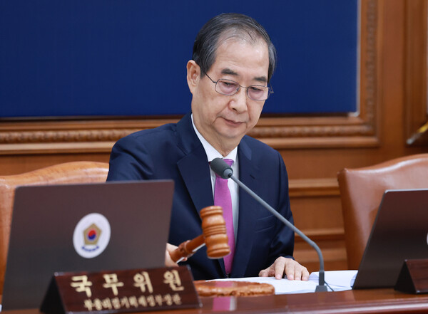 한덕수 대통령 권한대행 국무총리가 8일 정부서울청사에서 열린 국무회의에서 의사봉을 두드리며 개회 선언을 하고 있다. ⓒ연합뉴스