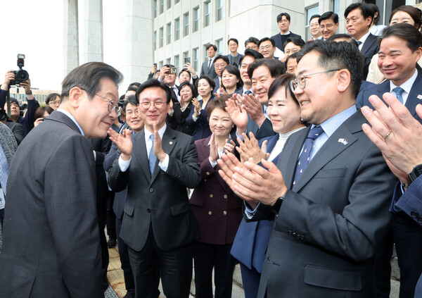 더불어민주당 이재명 대표가 9일 서울 여의도 국회에서 대표직 사퇴 후 최고위원 등 당 관계자들의 박수를 받으며 배웅을 받고 있다.  [공동취재]